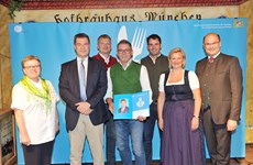 Ministerpräsident Dr. Markus Söder, Heimatminister Albert Füracker und die Präsidentin des DEHOGA Bayern e. V., Angela Inselkammer, prämieren die 100 besten Heimatwirtschaften