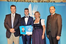 Ministerpräsident Dr. Markus Söder, Heimatminister Albert Füracker und die Präsidentin des DEHOGA Bayern e. V., Angela Inselkammer, prämieren die 100 besten Heimatwirtschaften