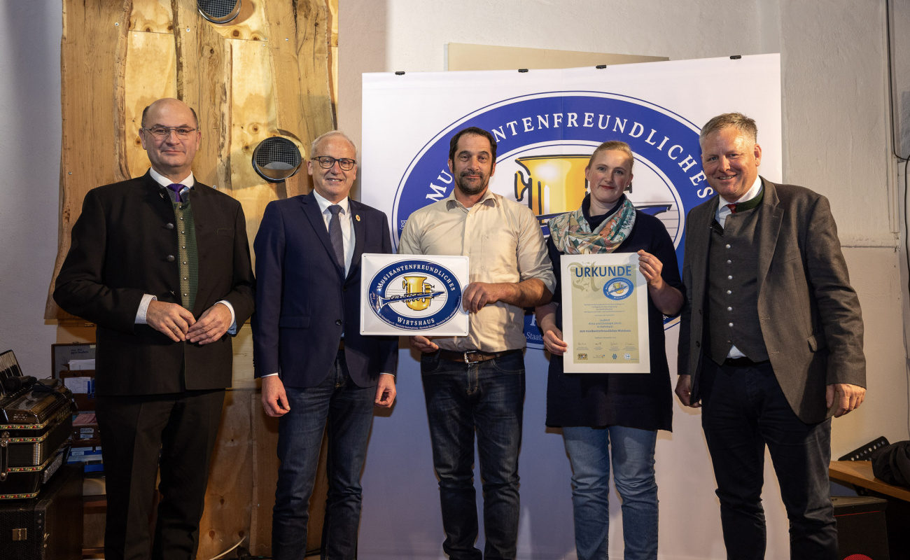 Heimatminister Albert Füracker und Dr. Rudolf Neumaier mit Vertretern des Laubhof