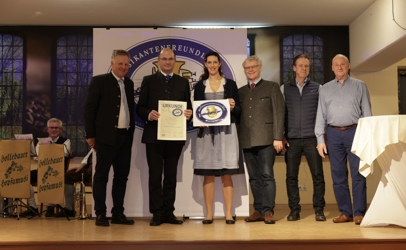 Heimatminister Albert Füracker und Dr. Rudolf Neumaier mit Vertretern des Wirtshauses Ottobrunn