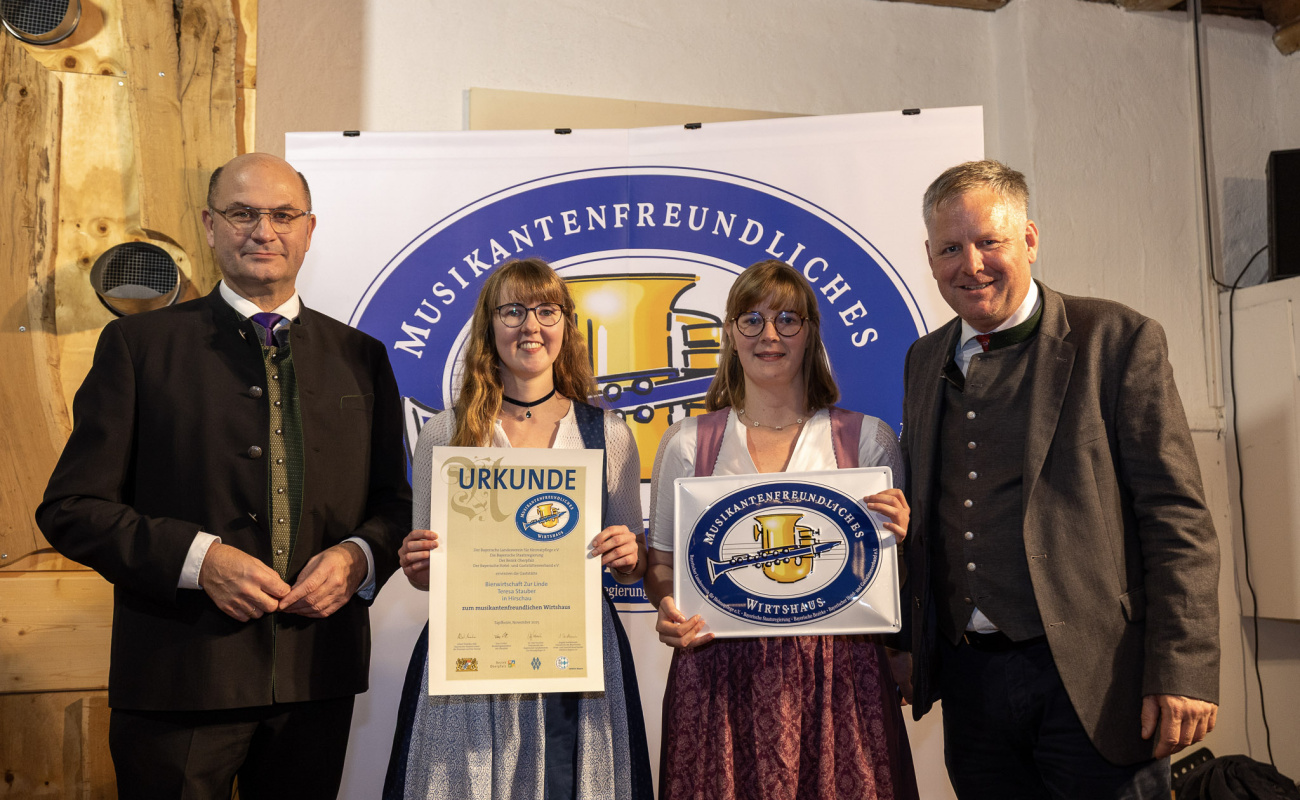Heimatminister Albert Füracker und Dr. Rudolf Neumaier mit Vertreterinnen der Bierwirtschaft 
