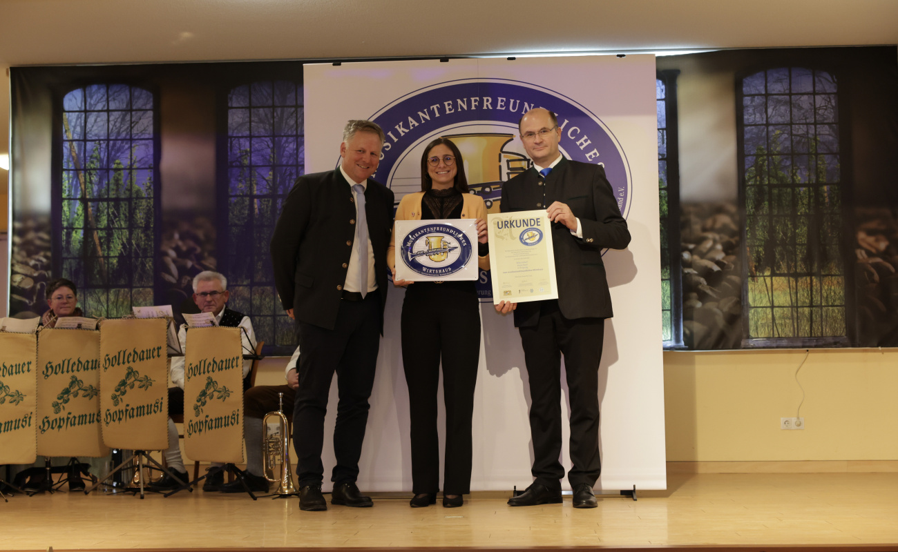 Heimatminister Albert Füracker und Dr. Rudolf Neumaier mit Vertreterin des Bräustüberls Freyung