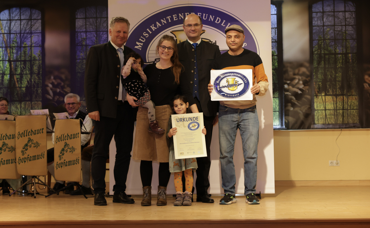 Heimatminister Albert Füracker und Dr. Rudolf Neumaier mit Vertretern des Wirtshauses 