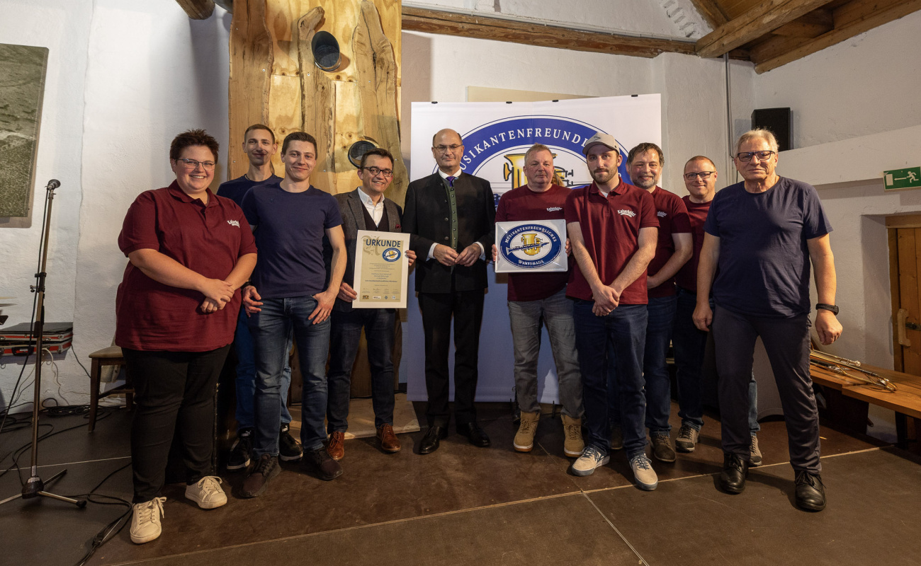 Heimatminister Albert Füracker und Dr. Rudolf Neumaier mit Vertretern des Gasthaus 