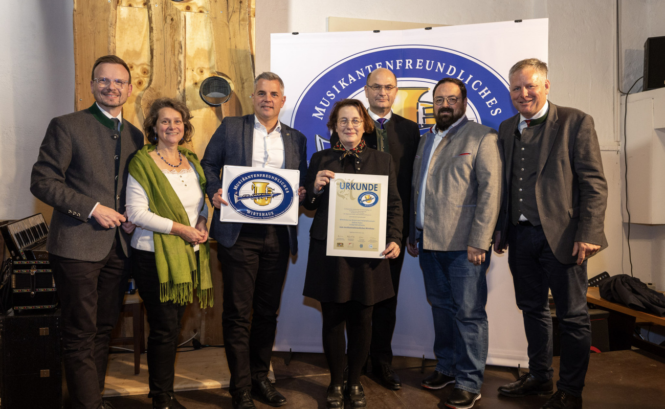 Heimatminister Albert Füracker und Dr. Rudolf Neumaier mit Vertretern des Wirtshaus zur Krone am Freilandmuseum