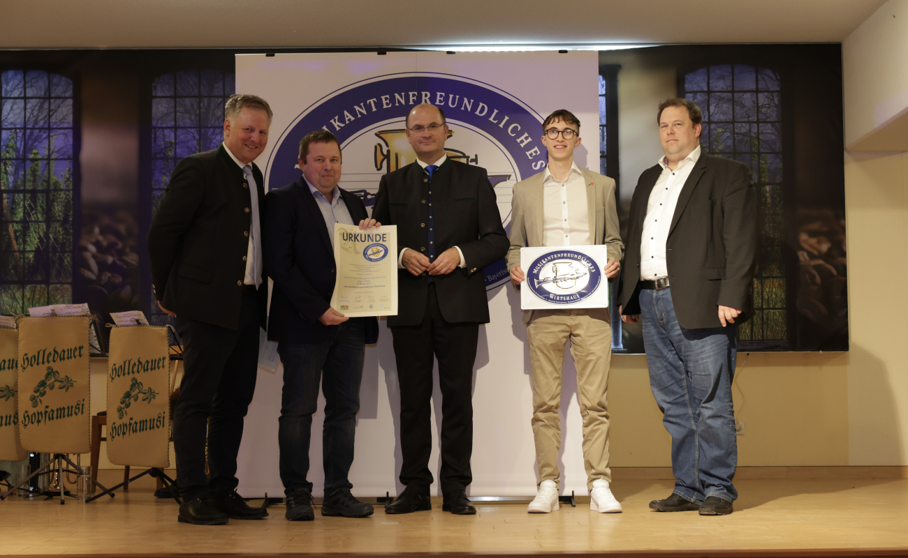 Heimatminister Albert Füracker, Dr. Rudolf Neumaier und Bezirksheimatpfleger Dr. Tobias Appl mit Vertretern des ausgezeichneten Gasthofs
