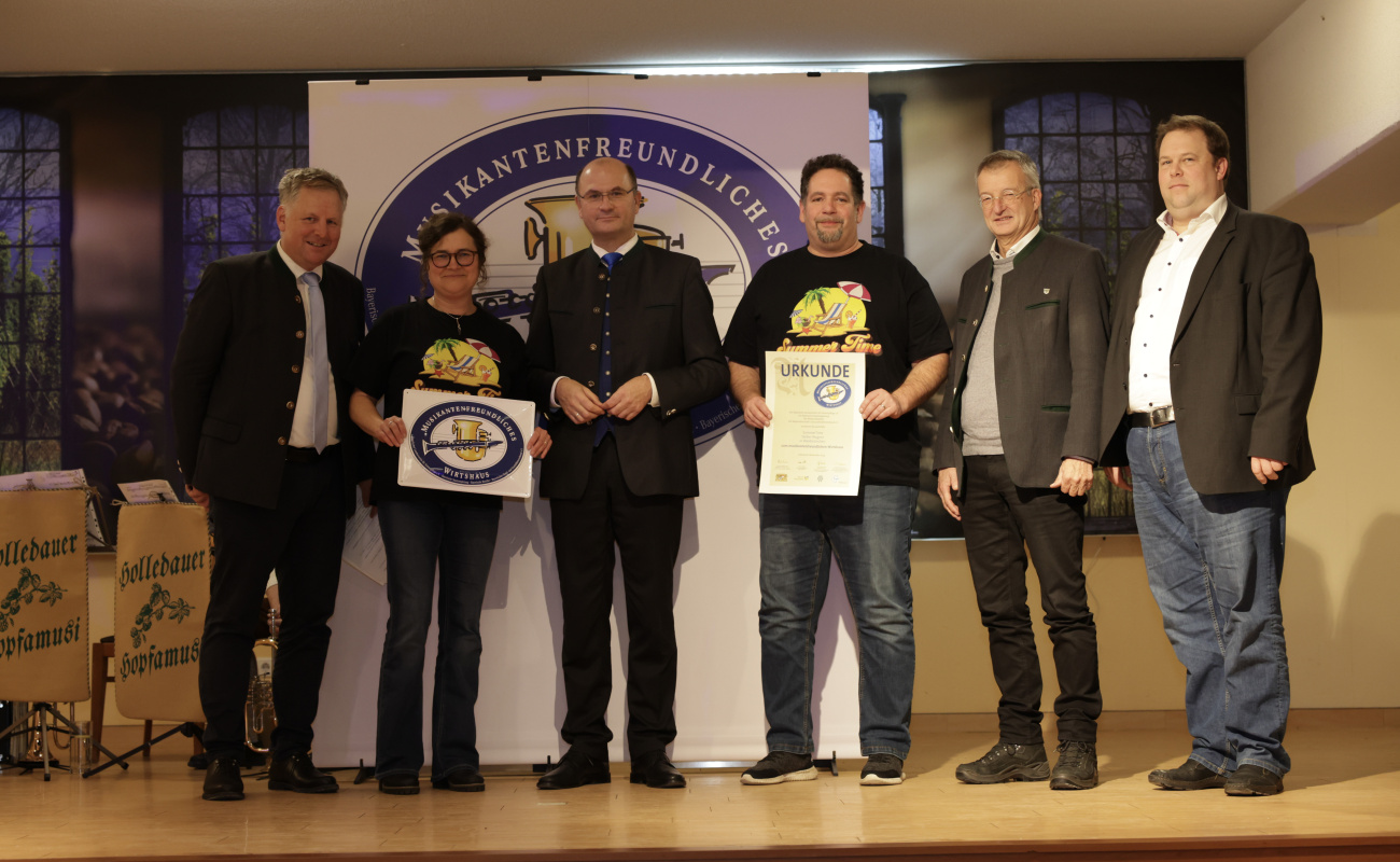 Heimatminister Albert Füracker, Dr. Rudolf Neumaier und Bezirksheimatpfleger Dr. Tobias Appl mit Vertretern von Summer Time