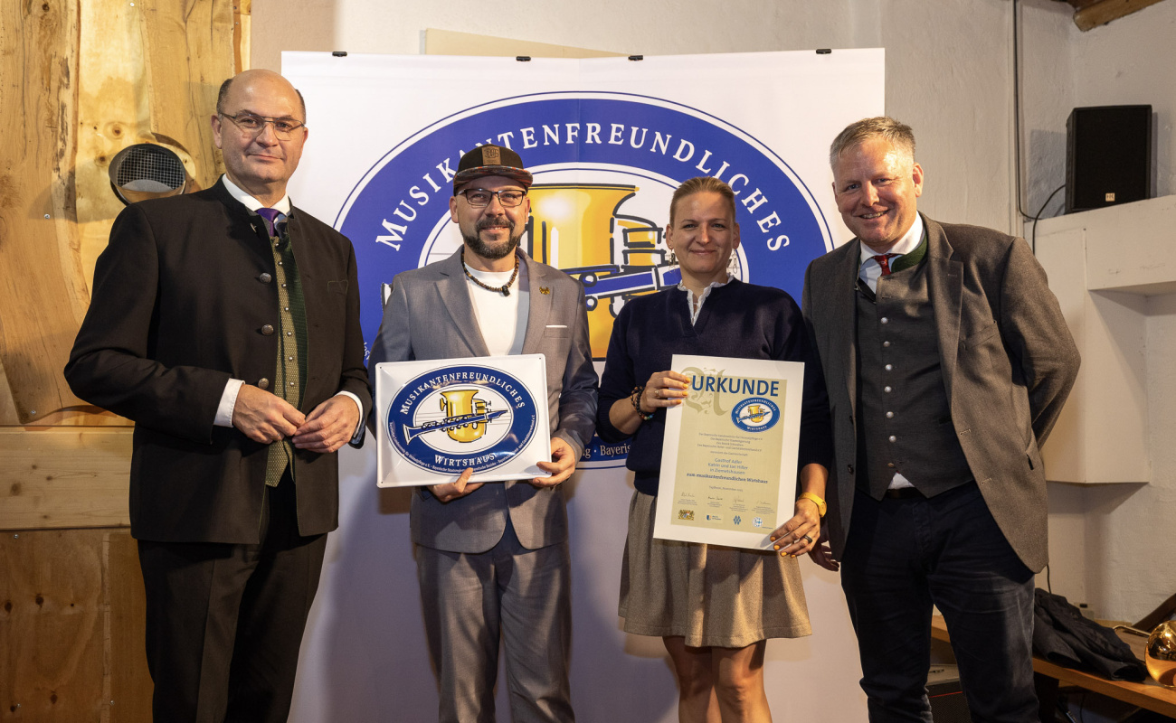 Heimatminister Albert Füracker und Dr. Rudolf Neumaier mit Vertretern des Gasthof Adler
