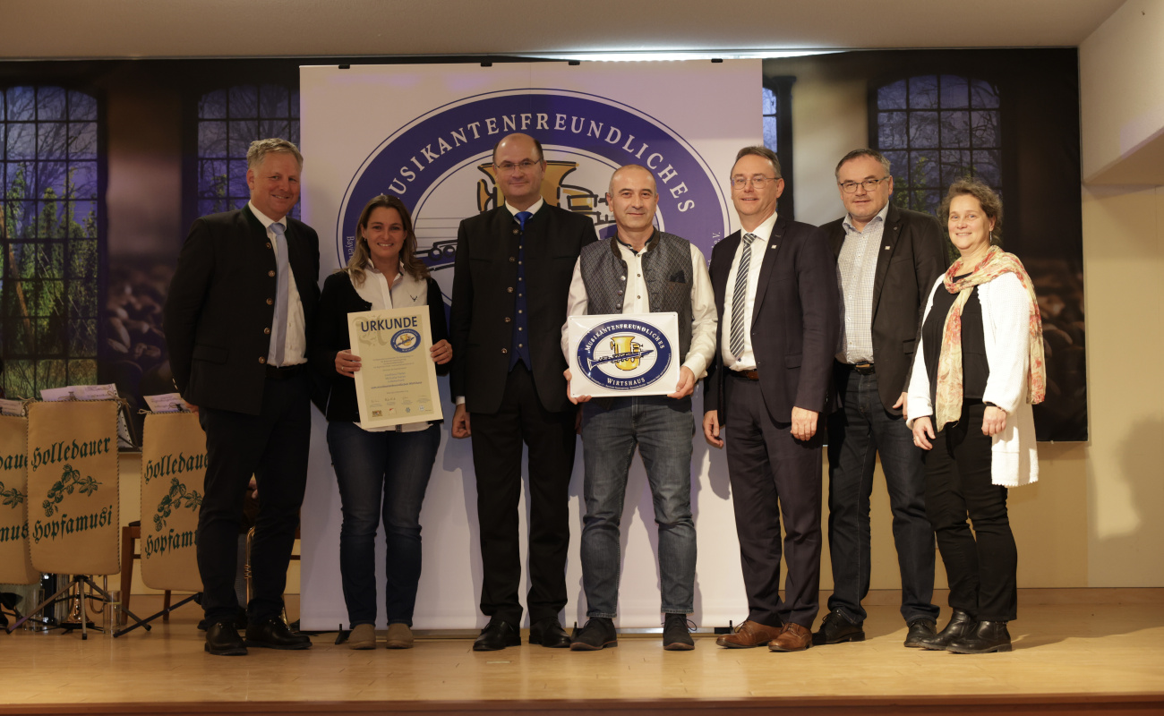 Heimatminister Albert Füracker und Dr. Rudolf Neumaier mit Vertretern des Gasthauses Flierler