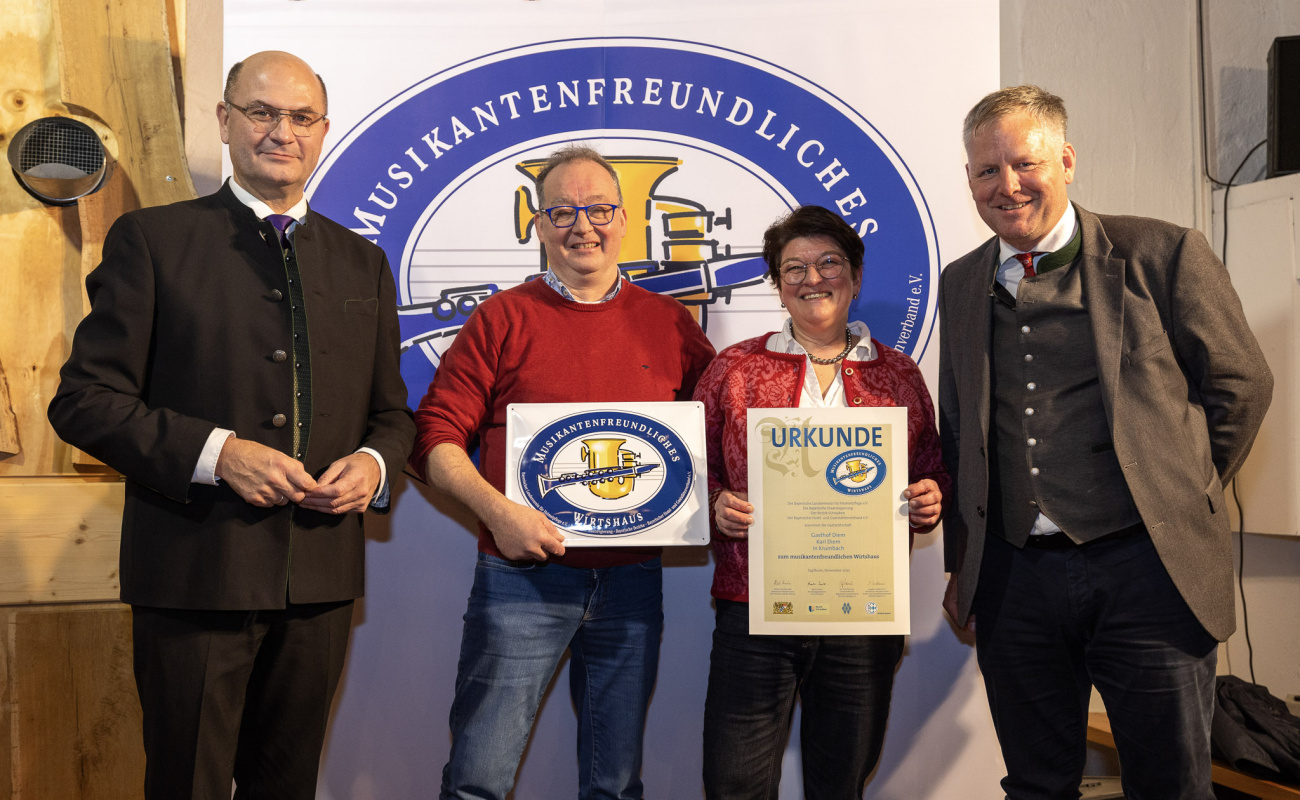 Heimatminister Albert Füracker und Dr. Rudolf Neumaier mit Vertretern des Gasthof Diem 