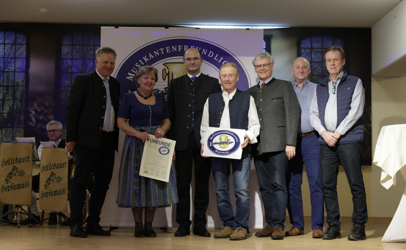 Heimatminister Albert Füracker und Dr. Rudolf Neumaier mit Vertretern des Bergbauerncafes
