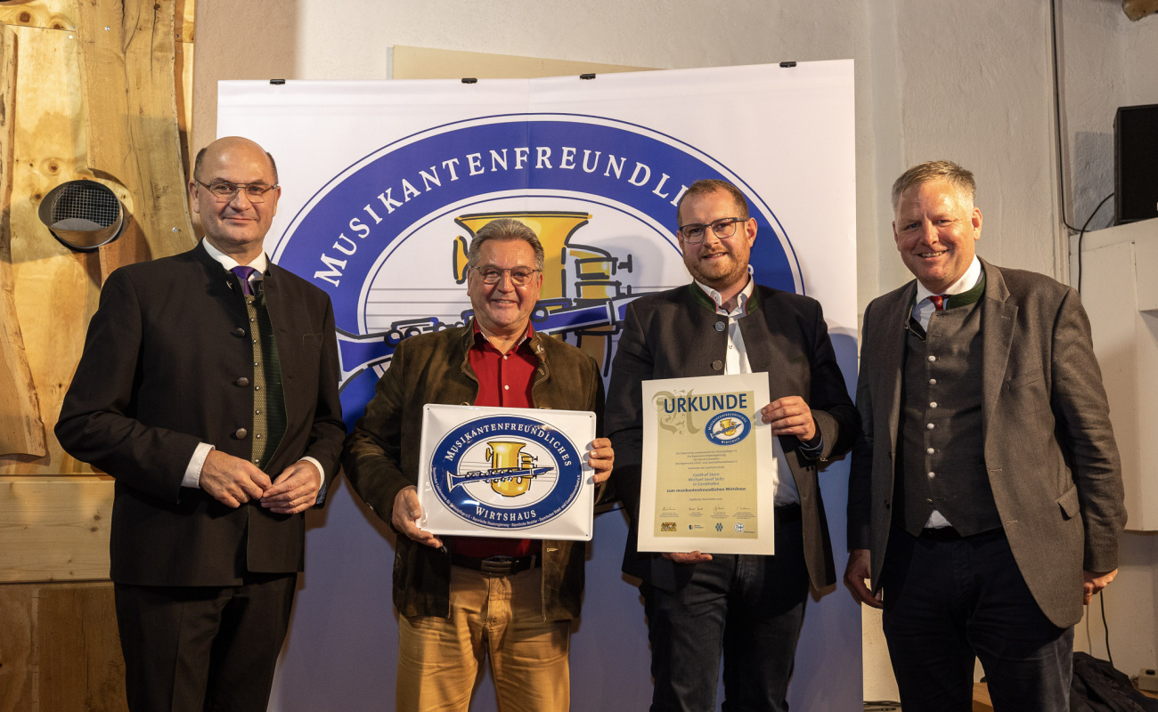 Heimatminister Albert Füracker und Dr. Rudolf Neumaier mit Vertretern des Gasthof Stern 