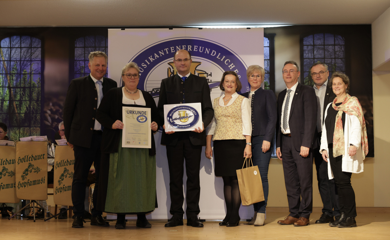 Heimatminister Albert Füracker und Dr. Rudolf Neumaier mit Vertretern des Landgasthofs Krug