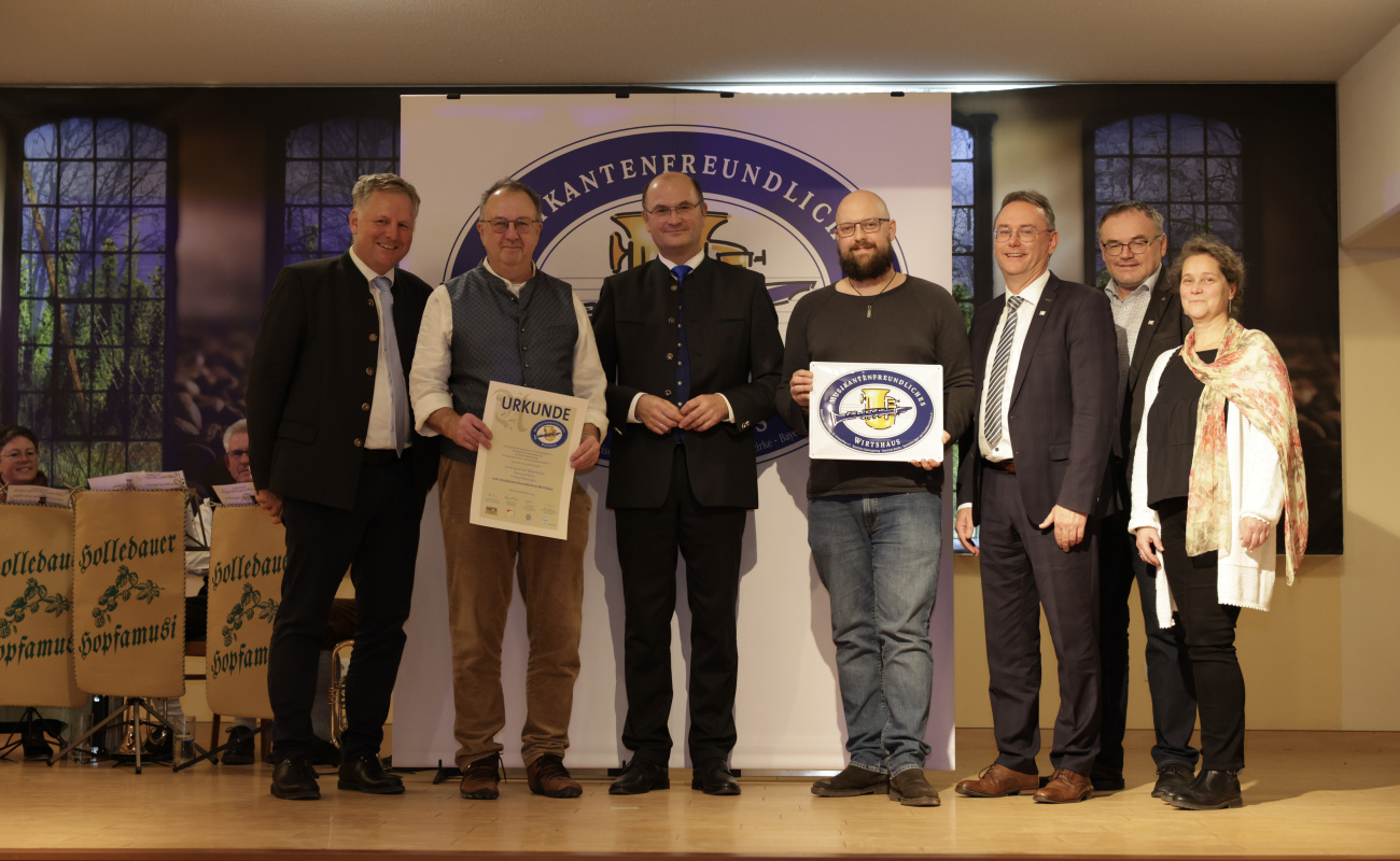 Heimatminister Albert Füracker und Dr. Rudolf Neumaier mit Vertretern des Land-Gast-Hofs Walkmühle