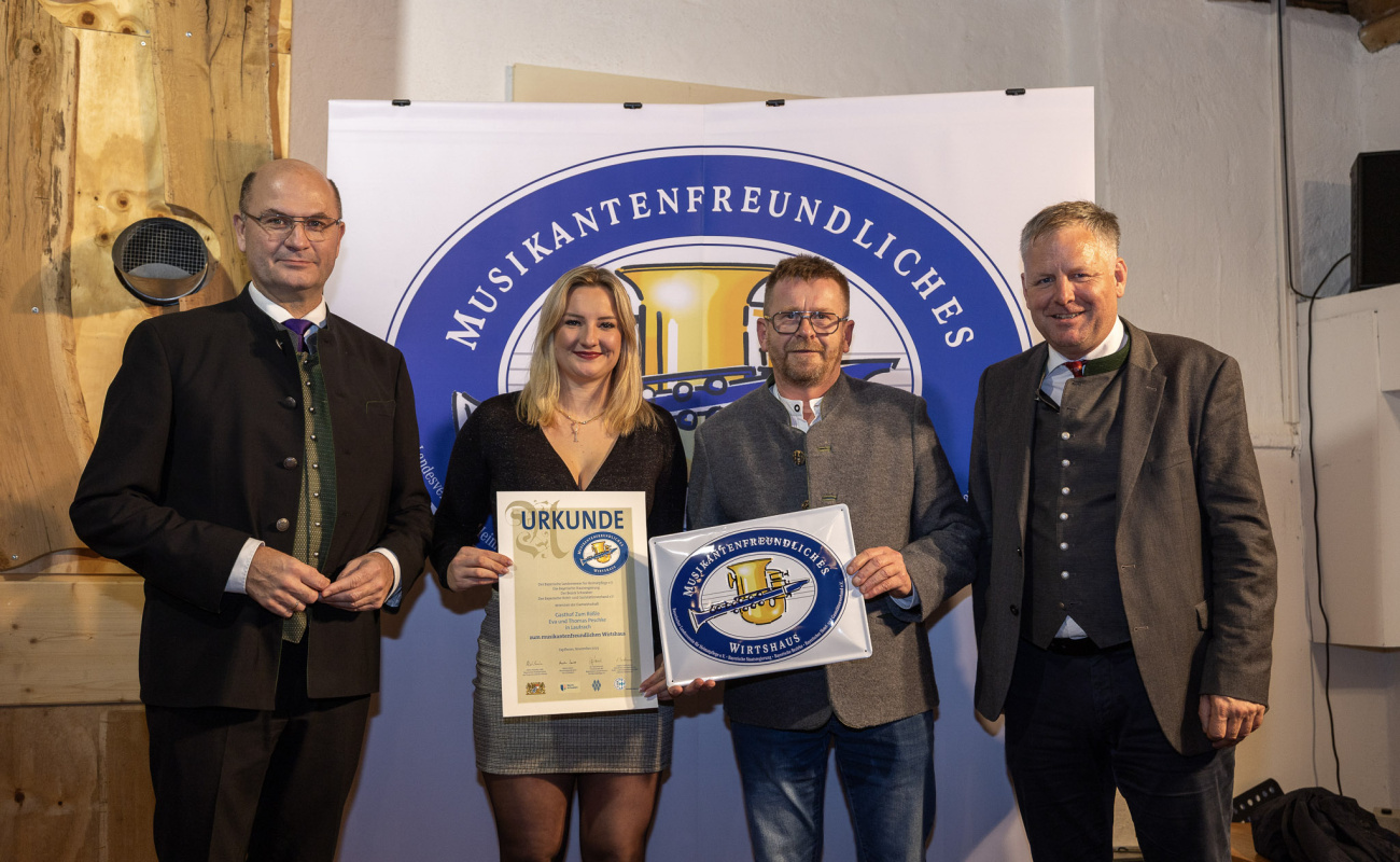 Heimatminister Albert Füracker und Dr. Rudolf Neumaier mit Vertretern des Gasthof Zum Rößle 