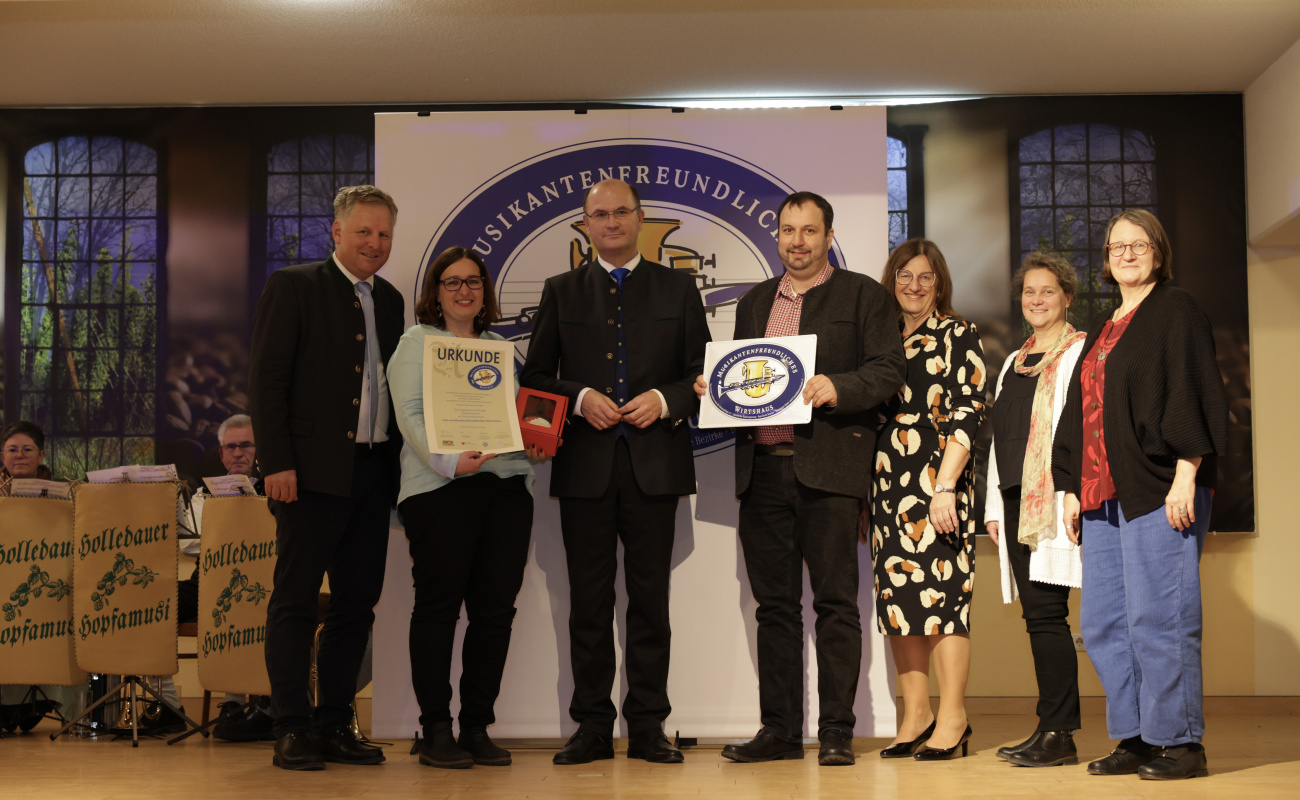 Heimatminister Albert Füracker und Dr. Rudolf Neumaier mit Vertretern des Wirtshauses Zum goldenen Ochsen