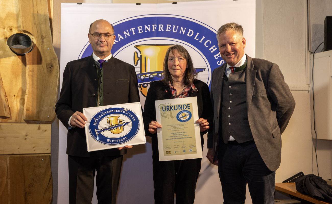 Heimatminister Albert Füracker und Dr. Rudolf Neumaier mit Vertreterin des Landgasthof Grüner Baum