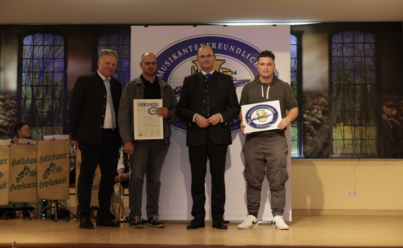 Heimatminister Albert Füracker und Dr. Rudolf Neumaier mit Vertretern der Hofwirtschaft Beim Bäschte