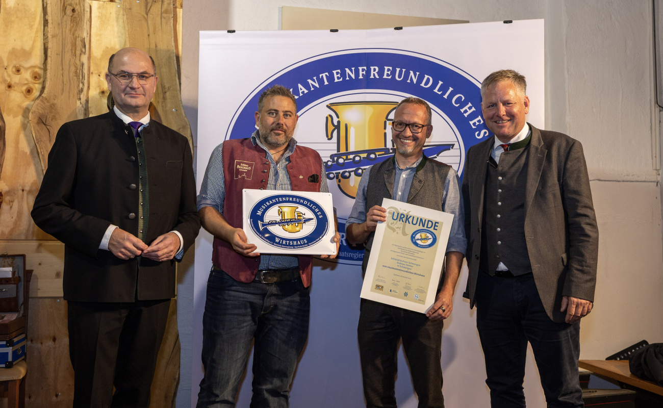Heimatminister Albert Füracker und Dr. Rudolf Neumaier mit Vertretern des Schlossbrauhaus Schwangau 