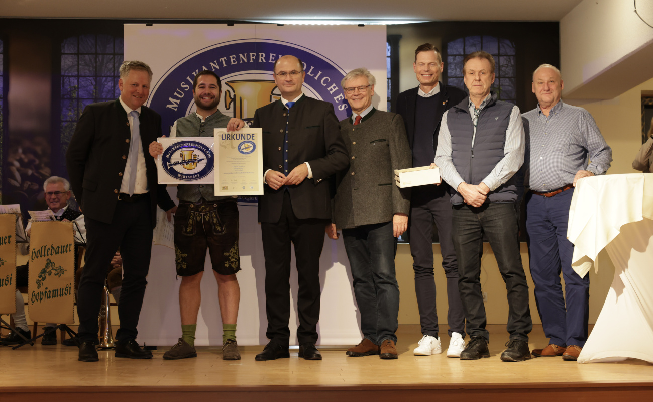 Heimatminister Albert Füracker und Dr. Rudolf Neumaier mit Vertretern des Cafés in Paradeis