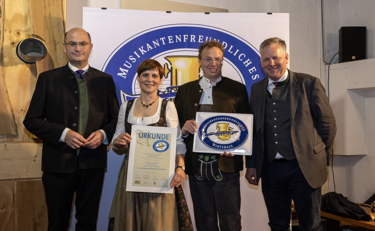 Heimatminister Albert Füracker und Dr. Rudolf Neumaier mit Vertretern des Griesbräu zu Murnau