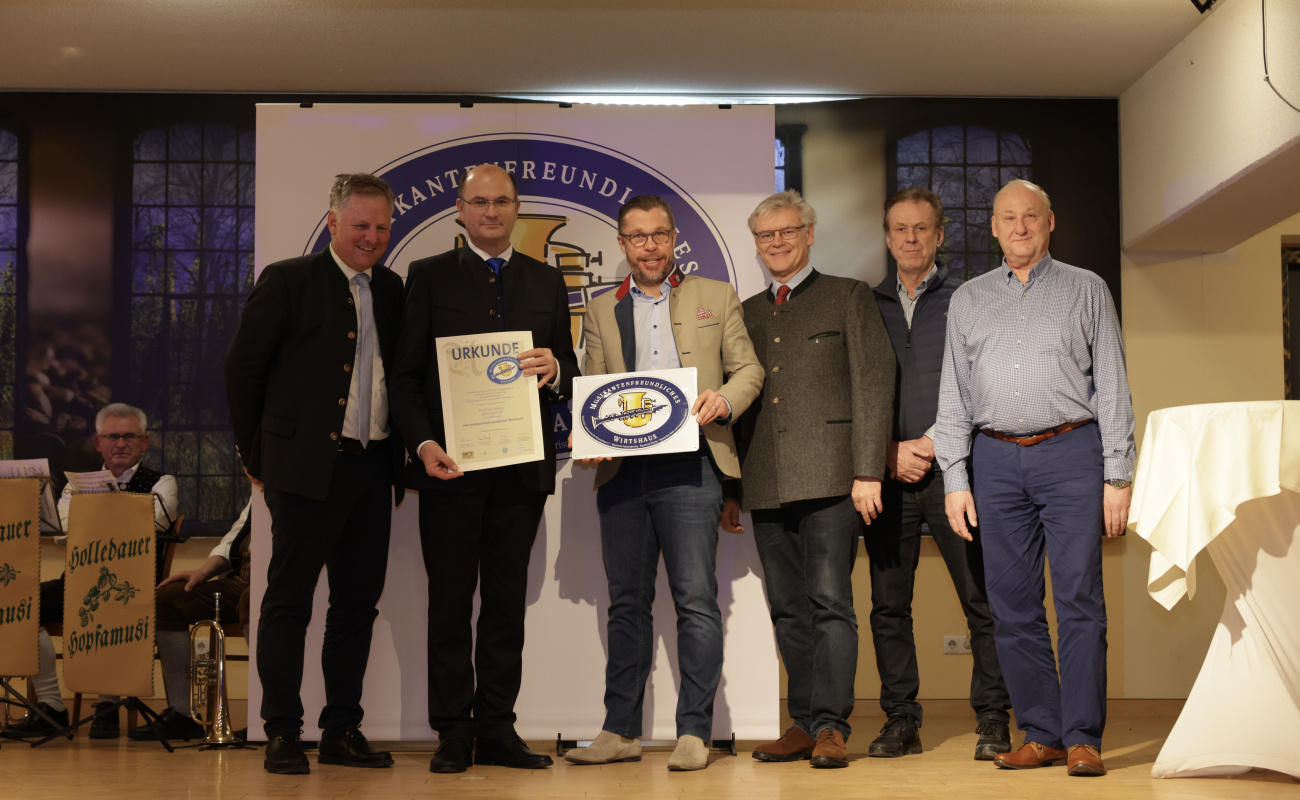Heimatminister Albert Füracker und Dr. Rudolf Neumaier mit Vertretern des Forsthauses Valepp