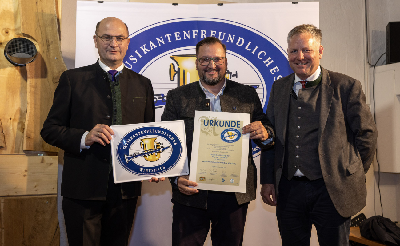 Heimatminister Albert Füracker und Dr. Rudolf Neumaier mit Vertreter des Königlichen Hirschgartens