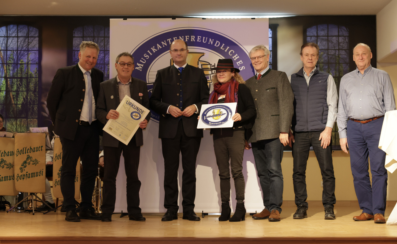 Heimatminister Albert Füracker und Dr. Rudolf Neumaier mit Vertretern des Kirchenwirts