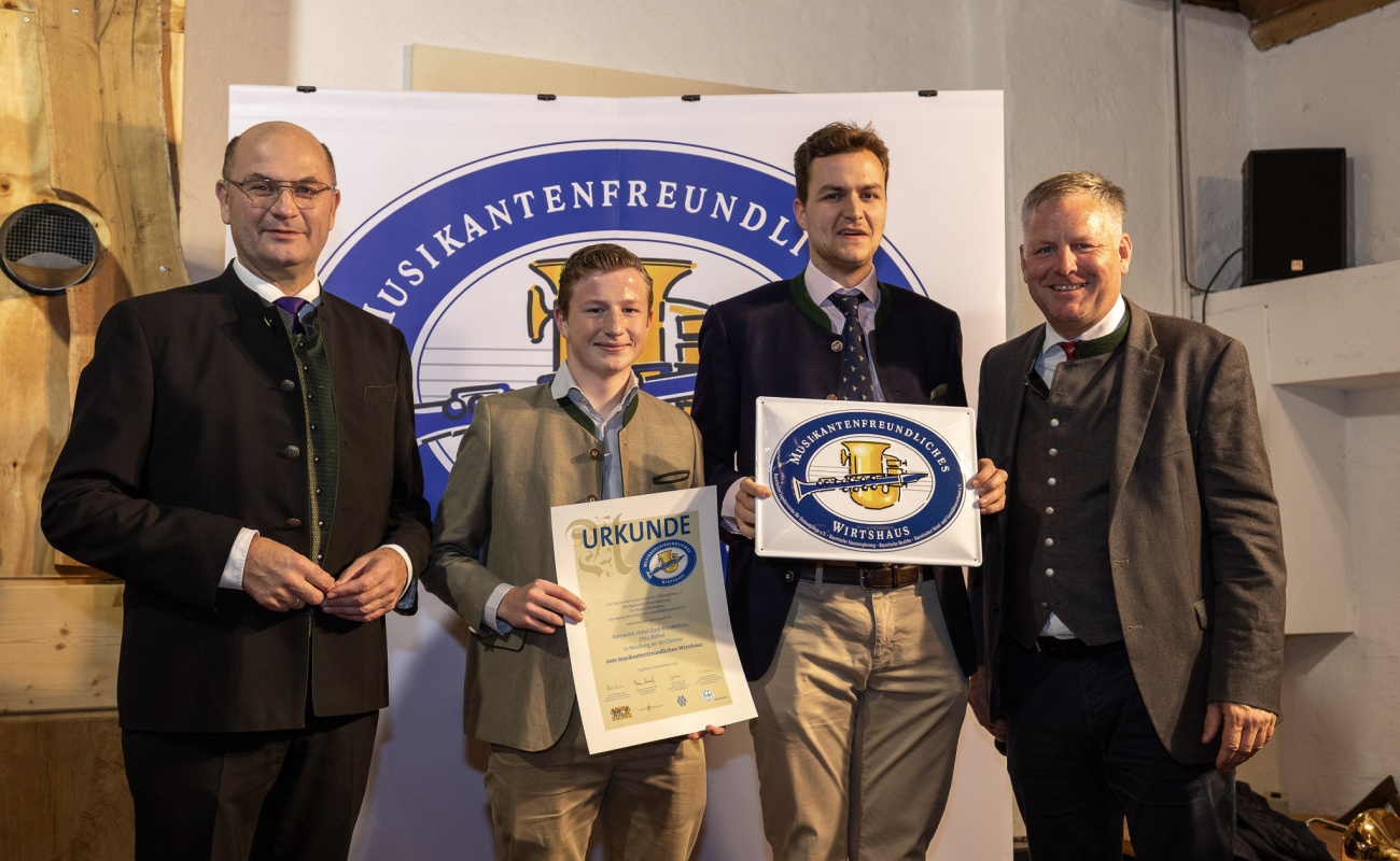 Heimatminister Albert Füracker und Dr. Rudolf Neumaier mit Vertretern des Romantik Hotel Zum Klosterbräu 