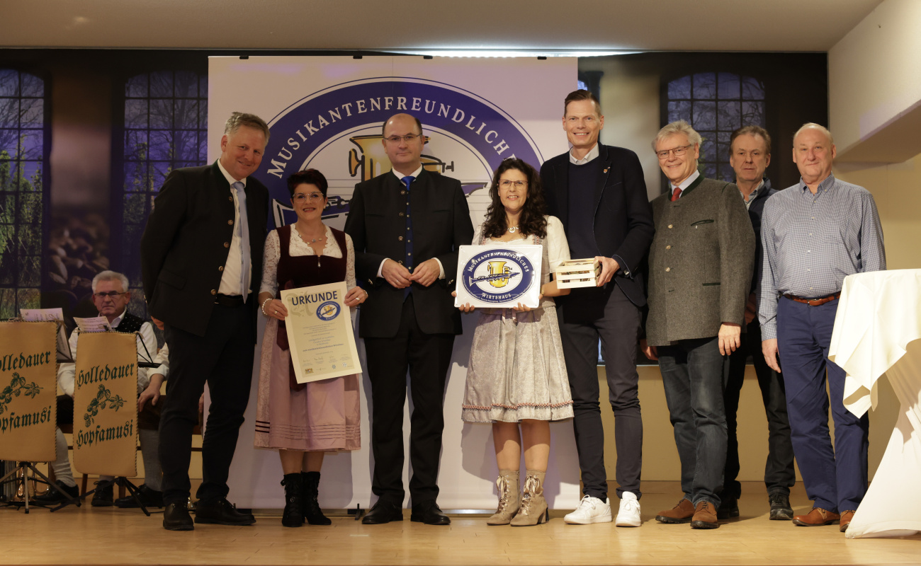 Heimatminister Albert Füracker und Dr. Rudolf Neumaier mit Vertreterinnen des Landgasthofs zur Jurahöhe