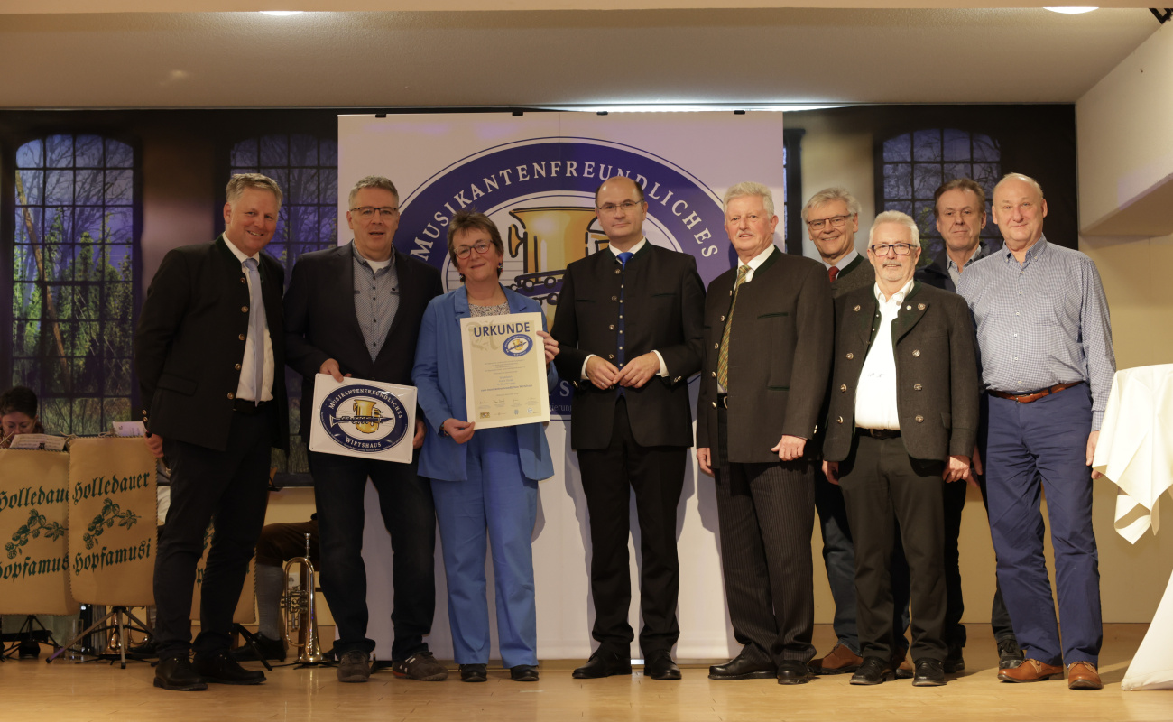 Heimatminister Albert Füracker und Dr. Rudolf Neumaier mit Vertretern des Stroblwirts