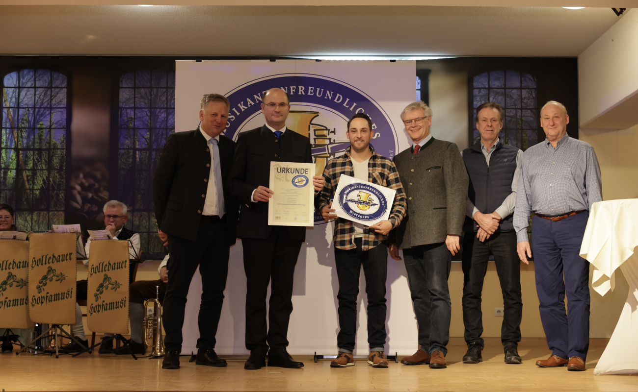 Heimatminister Albert Füracker und Dr. Rudolf Neumaier mit Vertretern von Your Baristo