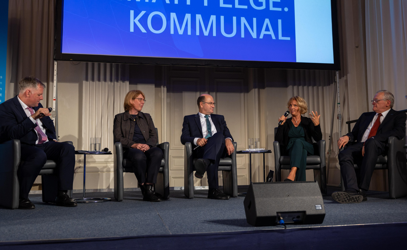 Dr. Rudolf Neumaier (Moderation), Yvonne Löken, Heimatminister Albert Füracker, Petra Maria Heinle, Prof. Dr. Günter Dippold
