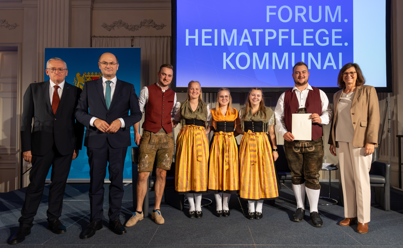 Prof. Dr. Günter Dippold, Heimatminister Albert Füracker und Landtagspräsidentin Ilse Aigner mit Vertretern der Landjugend Schreez und Umgebung (Oberfranken) 