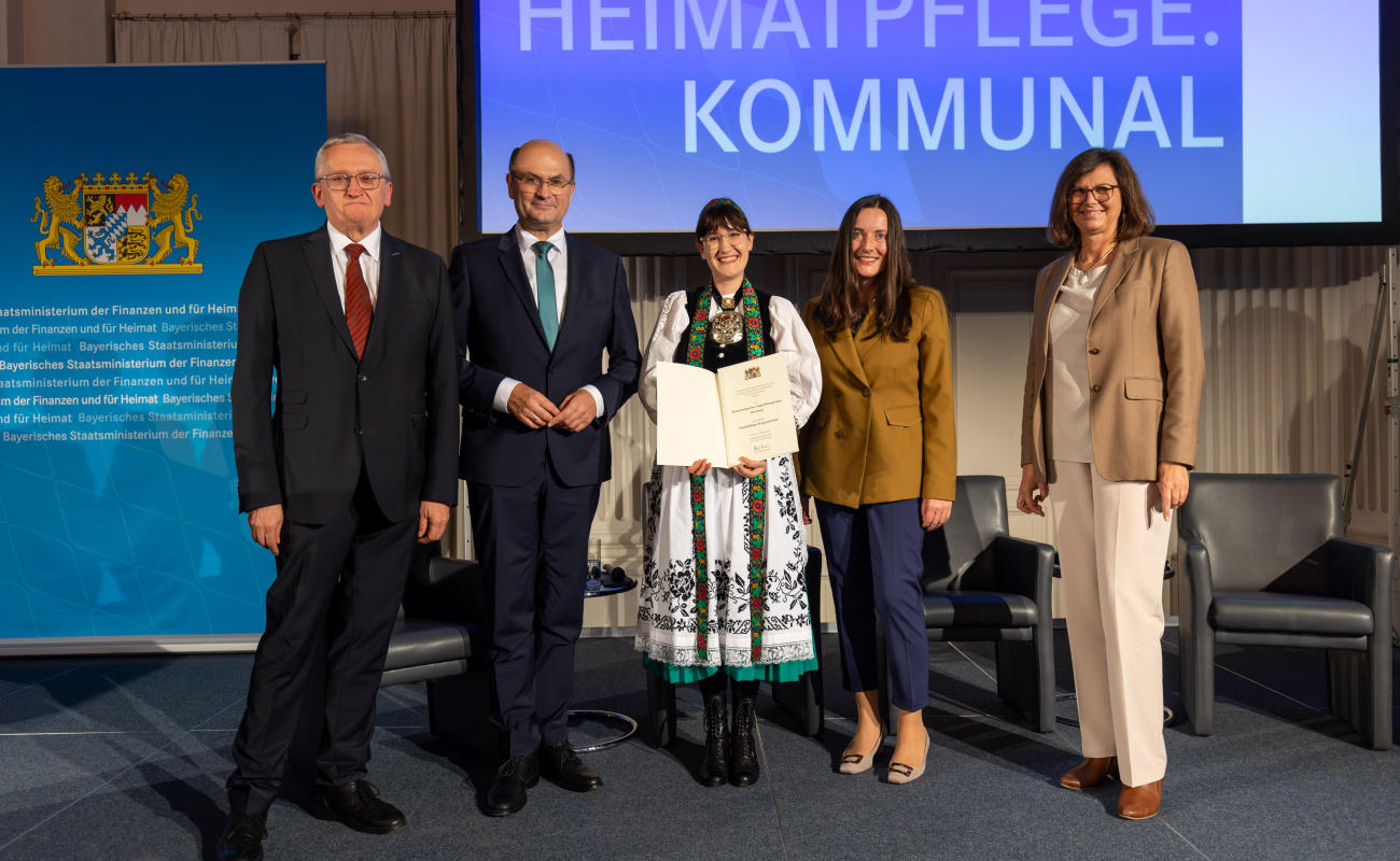Prof. Dr. Günter Dippold, Heimatminister Albert Füracker und Landtagspräsidentin Ilse Aigner mit Vertreterinnen der Siebenbürgischen Jugendtanzgruppe Nürnberg (Mittelfranken)