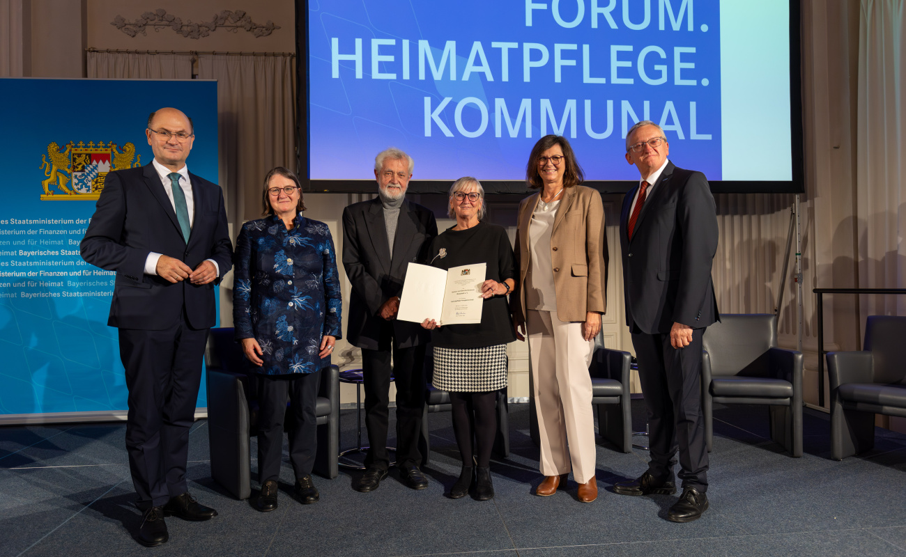 Heimatminister Albert Füracker, Landtagspräsidentin Ilse Aigner und Prof. Dr. Günter Dippold mit Vertretern des Heimat- und Geschichtsvereins Bürgstadt e. V. (Unterfranken)