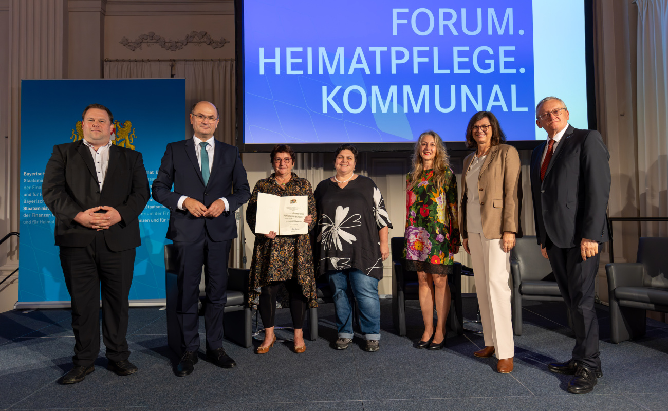 Bezirksheimatpfleger Dr. Tobias Appl, Heimatminister Albert Füracker, Landtagspräsidentin Ilse Aigner und Prof. Dr. Günter Dippold mit Vertreterinnen der Grundschule am Sallerner Berg, Regensburg (Oberpfalz)