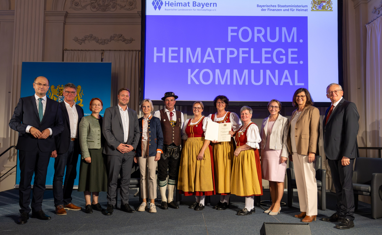 Heimatminister Albert Füracker, Bürgermeister Josef Putz, Mia Goller, MdL, Josef Heisl, MdL, Cornelia Wasner-Sommer, stellv. Landrätin, Roswitha Toso, MdL, Landtagspräsidentin Ilse Aigner und Prof. Dr. Günter Dippold mit Vertretern des Heimat- und Volkstrachtenvereins Salzweg e. V. (Niederbayern)