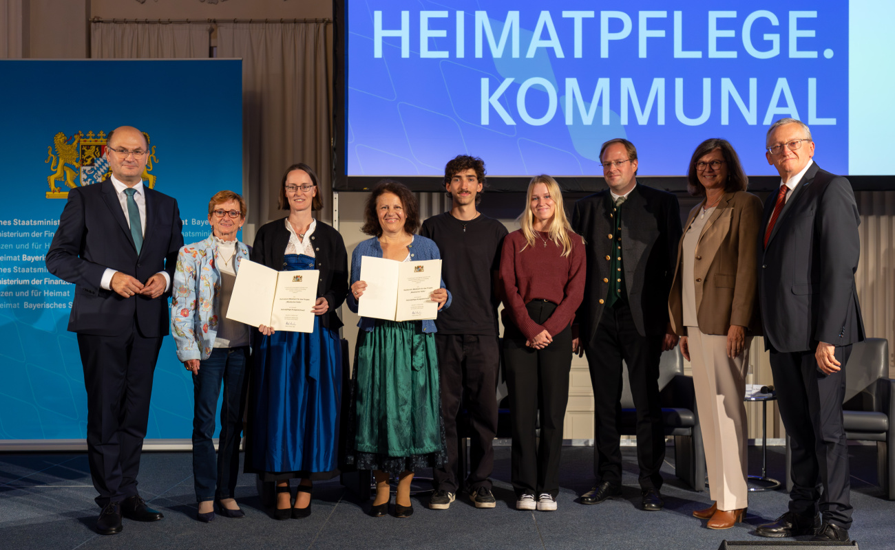 Heimatminister Albert Füracker, Landtagspräsidentin Ilse Aigner und Prof. Dr. Günter Dippold mit Vertretern von Gymnasium und Stadtarchiv Miesbach (Oberbayern)