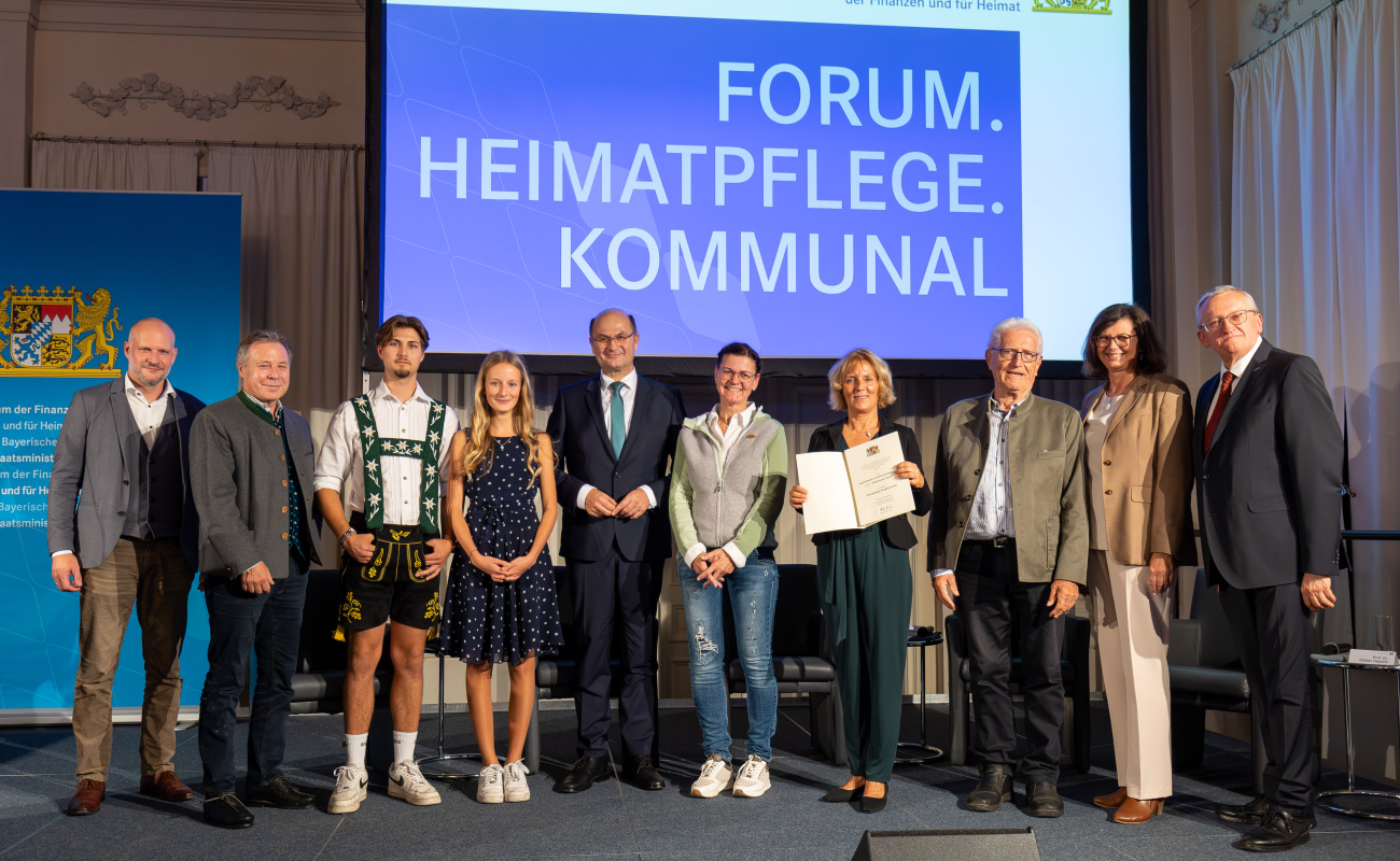Bezirksheimatpfleger Christoph Lang, Heimatminister Albert Füracker, Landtagspräsidentin Ilse Aigner und Prof. Dr. Günter Dippold mit Vertretern des Schimmelreitervereins „Historischer Haufen“ und des Jugendtheaters (Schwaben)