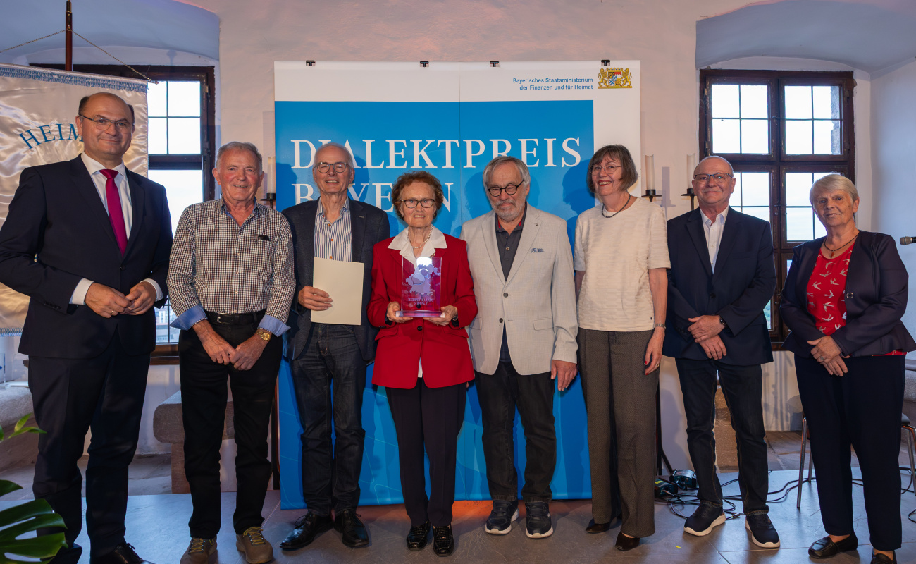 Heimatminister Albert Füracker mit der Dialektgruppe der WeinKulturGaden Thüngersheim e.V.