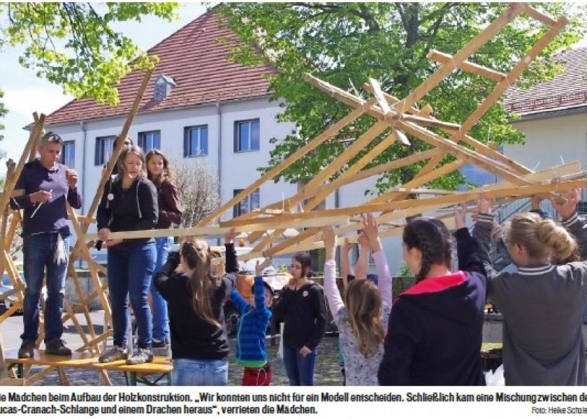 Junge Kronacherinnen beim Aufbau einer Holzkonstruktion 
