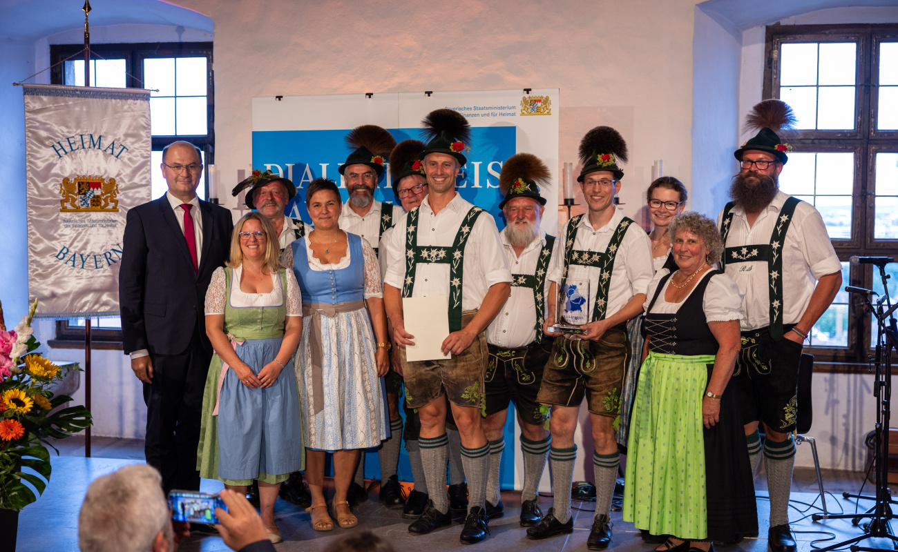 Heimatminister Albert Füracker mit der Theatergruppe des Trachtenvereins „Koppachtaler“ Altusried e.V.