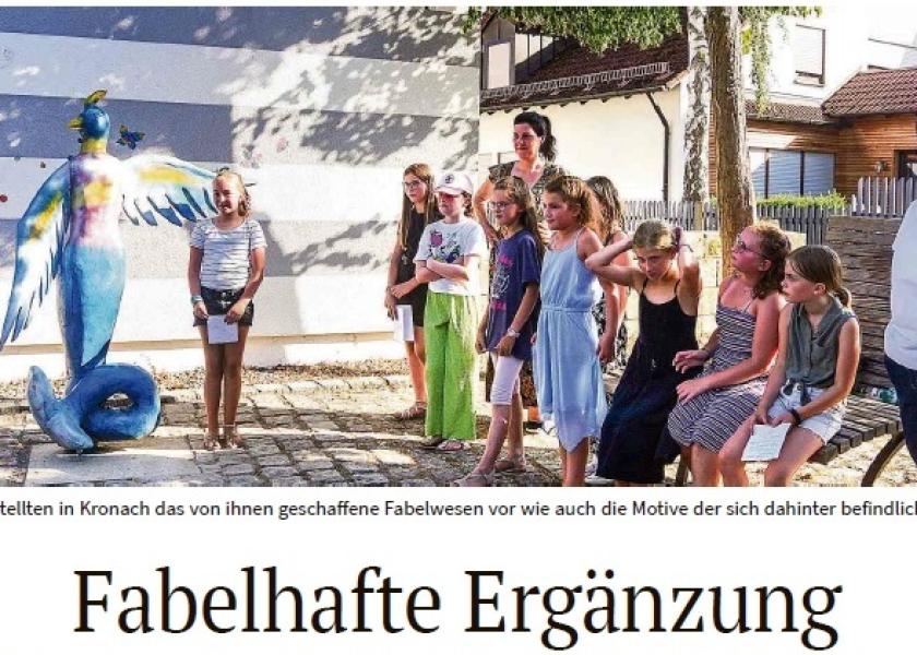 Mädchen bei Aufstellen der selbst gestalteten Skulptur