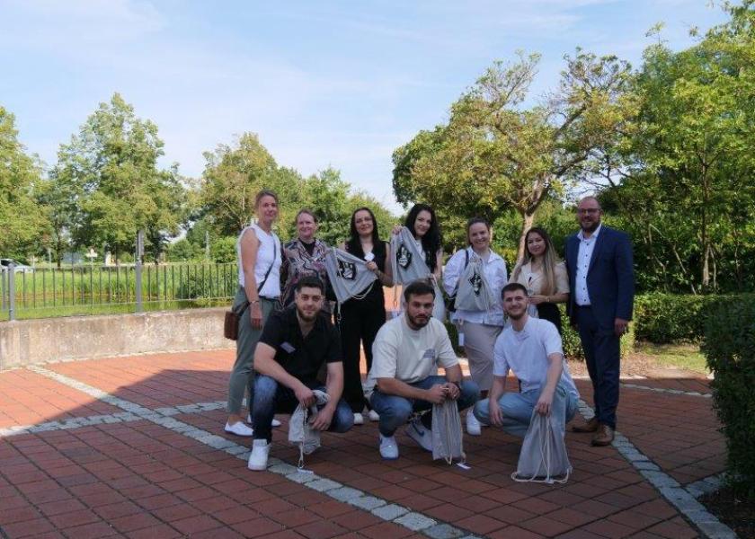 Zwei Vertreter des Landkreises Coburg mit acht Absolventen der Pflegeausbildung 