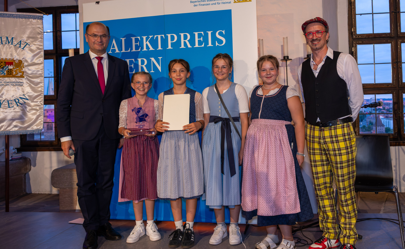  Heimatminister Albert Füracker mit David Saam und Schülerinnen der Chorklasse 5c der Realschule Arnstorf