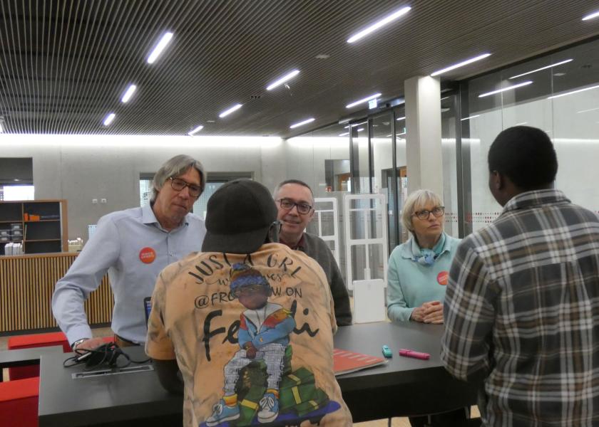Drei Seniorexperts bei der Beratung von zwei Studenten