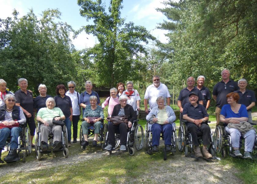 Ausflugsgruppe der Malteser - bestehend aus 19 Teilnehmern, darunter 7 im Rollstuhl