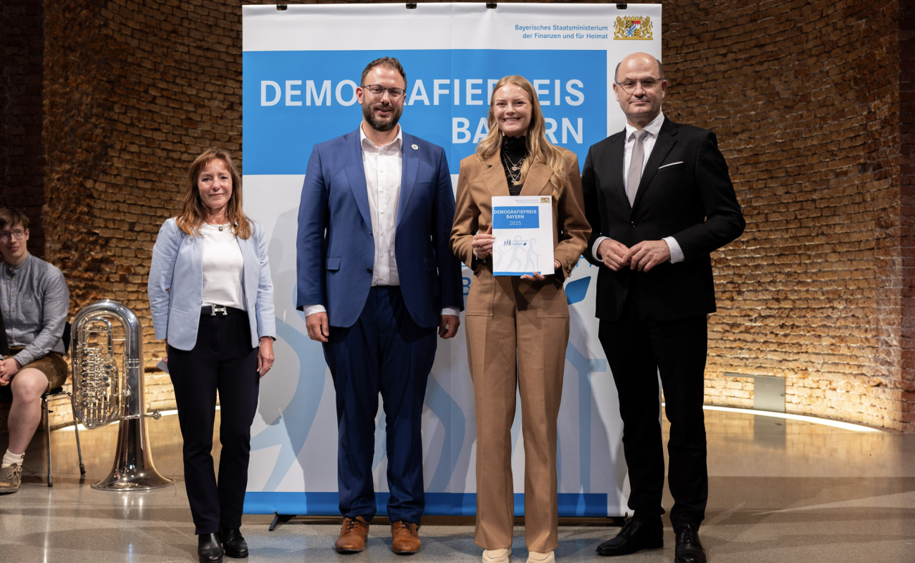Heimatminister Albert Füracker mit Pauline Engel (BHS Corrugated Maschinen- und Anlagenbau GmbH)