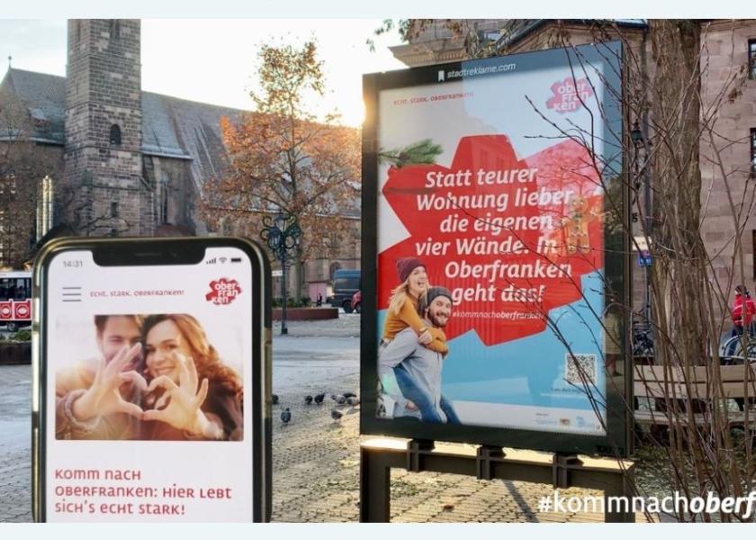 Werbeplakat für Oberfranken mit Handy, digitalen Stelle und im Hintergrund eine oberfränkische Stadt